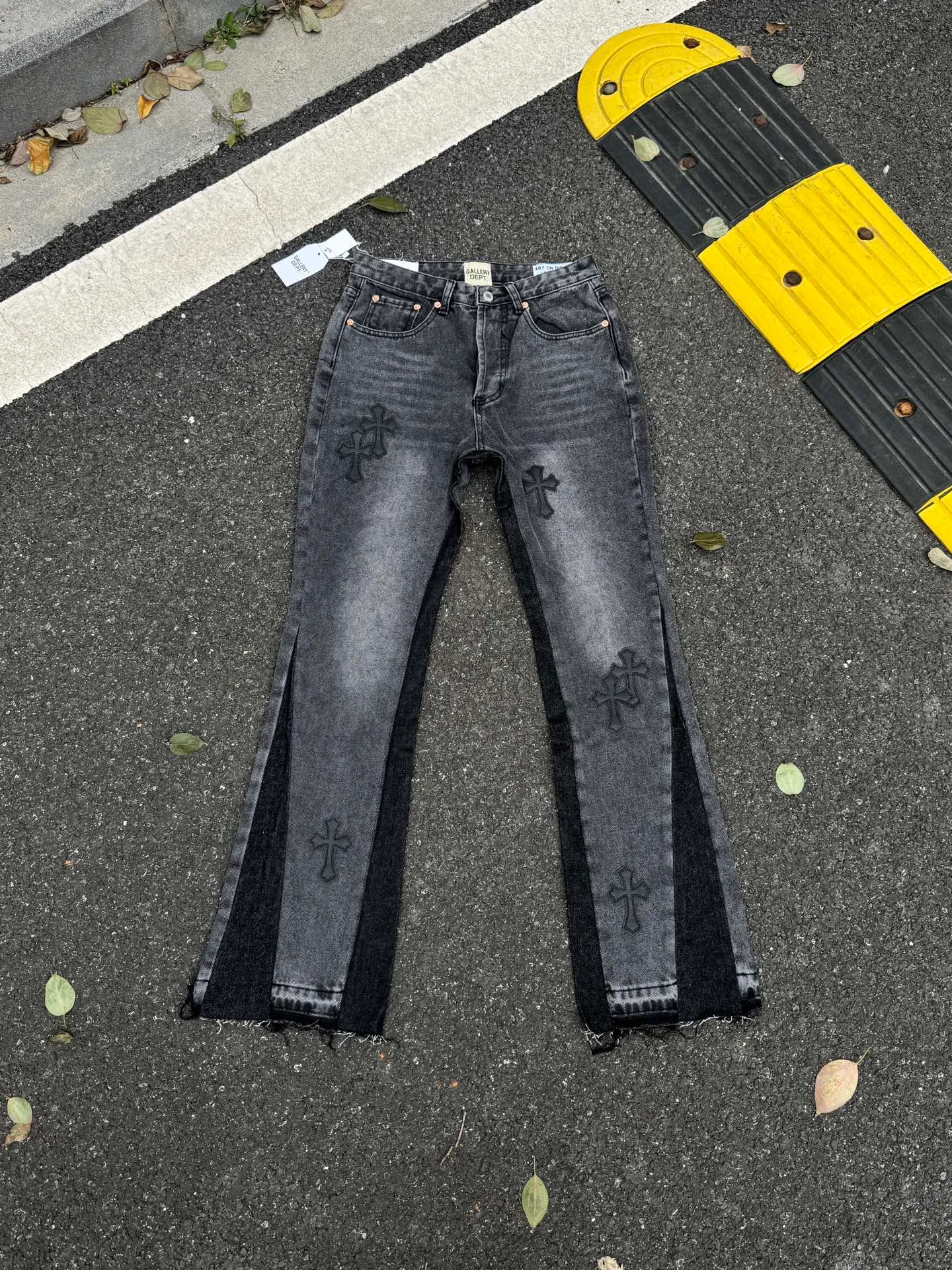 P260💰G99 GALLERY DEPT. Crow's leather cross denim bell-bottoms washed distressed spliced ​​jeans denim washing factory. During the process, the owner of the washing factory helped introduce a boss who once worked at Levi's OEM factory and then started his own business. This also paved the way for the following styles. Therefore, Levi's remodeled single product for the base plate is really familiar. Whether it is the fabrics supplied or the lathes used in production, there is nothing to choose from. -Color: Black -Size: S-XXL (corresponding to 28-36)